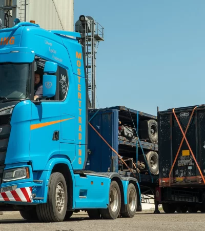 Mostert Scrap medewerker laad metalen schroot op vrachtwagen op het terrein.