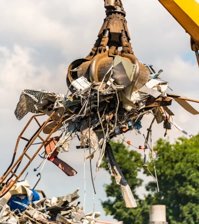 Close-up van een kraan voor recycling van metalen afval bij Mostert Scrap.